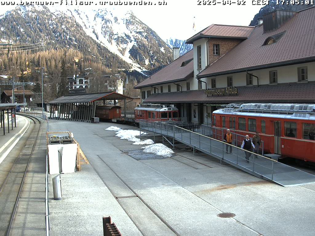 Blik op station Filisur van de Rhatische Bahn 